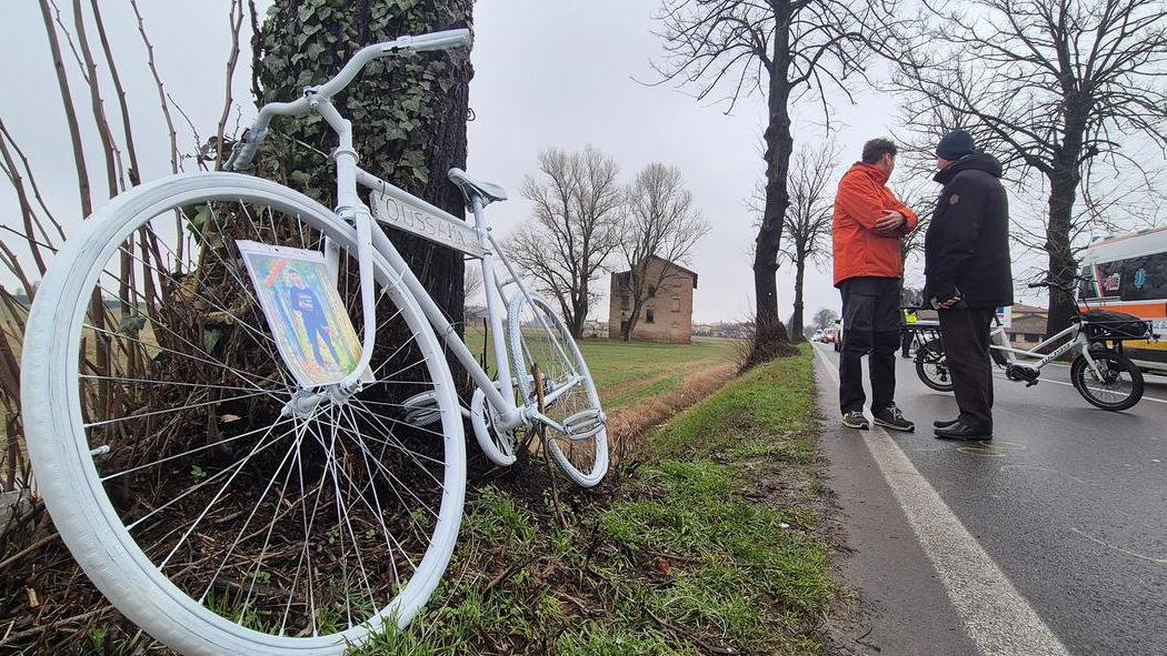 La "ghost bike" posta nel punto sulla via Emilia in cui è morto Oussana