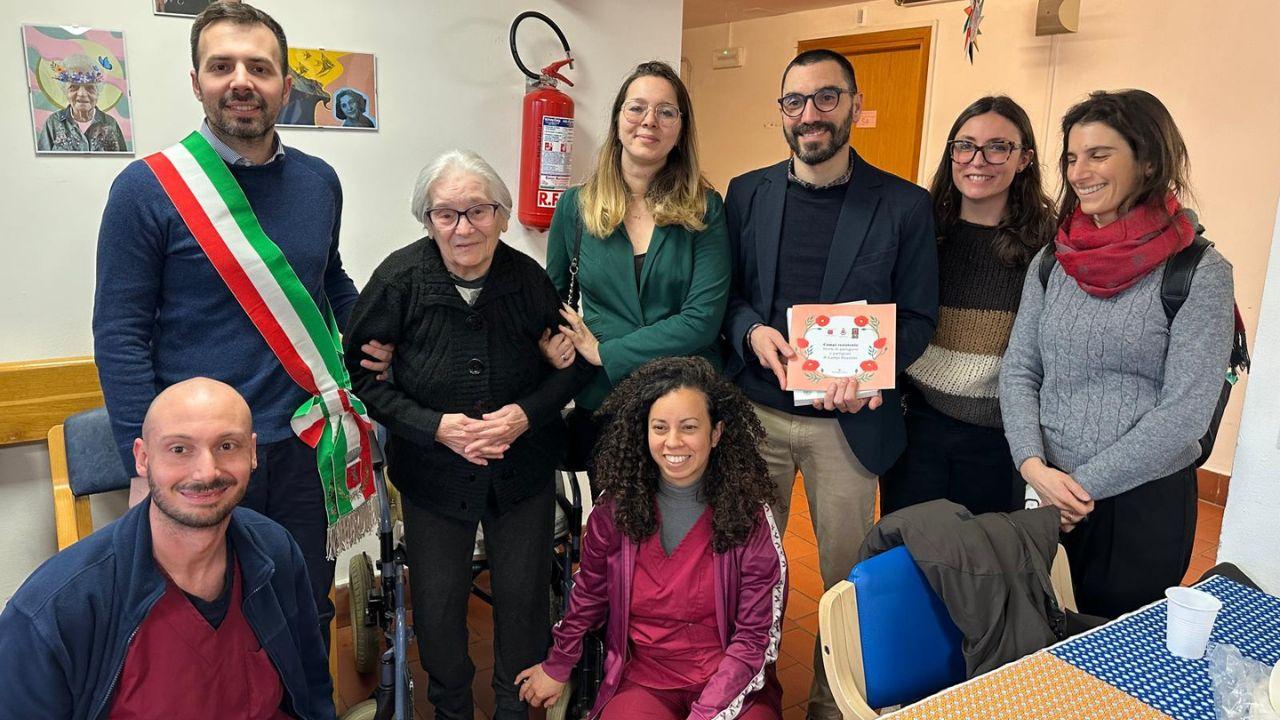 
	Il sindaco Andrea Tagliaferri ieri ha fatto visita a Nara Cambi, la 91enne che da bambina ha salvato molti ebrei dalla deportazione


