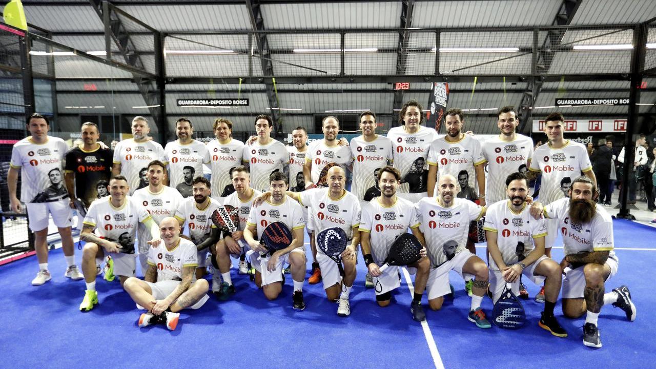 Gli ex calciatori protagonisti del torneo di padel al Mammut (foto Ben)