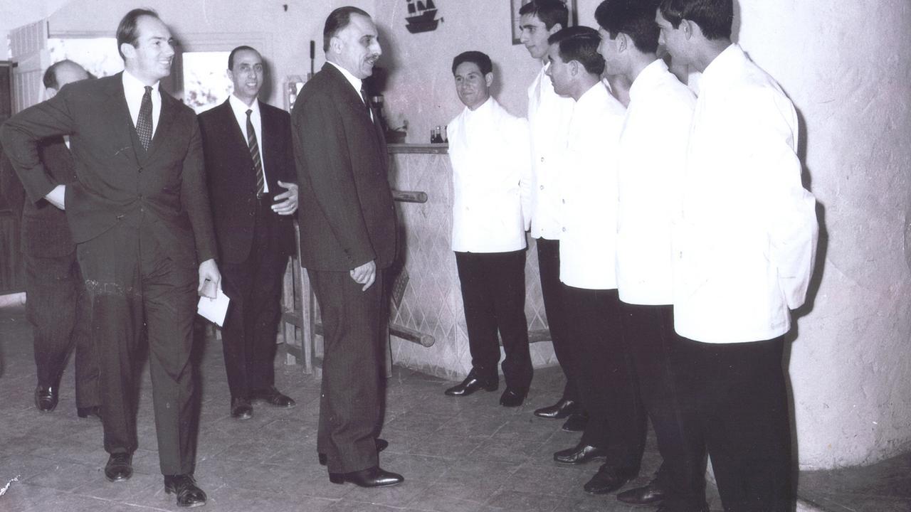 L'inaugurazione della scuola con l'Aga Khan (a sinistra)