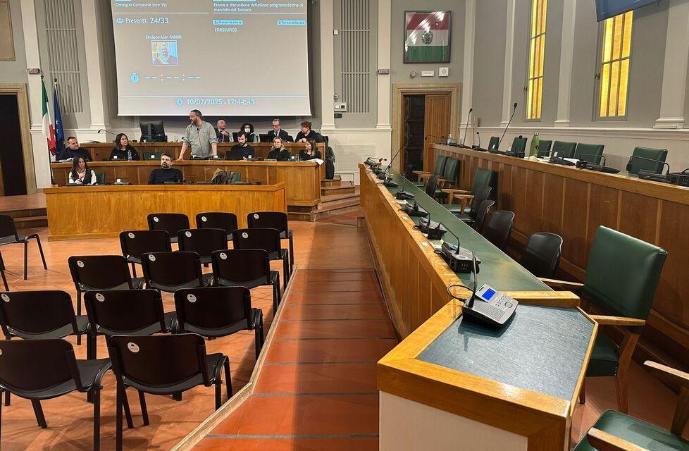 Ferrara, l'opposizione esce dal Consiglio comunale e Fabbri annuncia: «Terzo mandato»<br type="_moz" />
