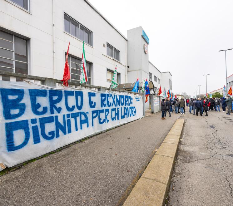 Un centinaio al presidio Berco e oggi altre quattro ore di sciopero<br type="_moz" />
