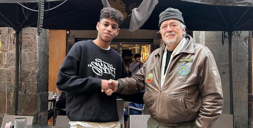 
	Zackaria &ldquo;Zack&rdquo; Oubamou e, a destra, Mauro Rocchi, il 74enne vittima del furto del portafogli

