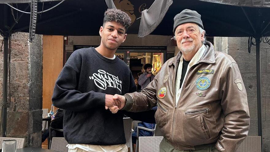 Zackaria “Zack” Oubamou e, a destra, Mauro Rocchi, il 74enne vittima del furto del portafogli