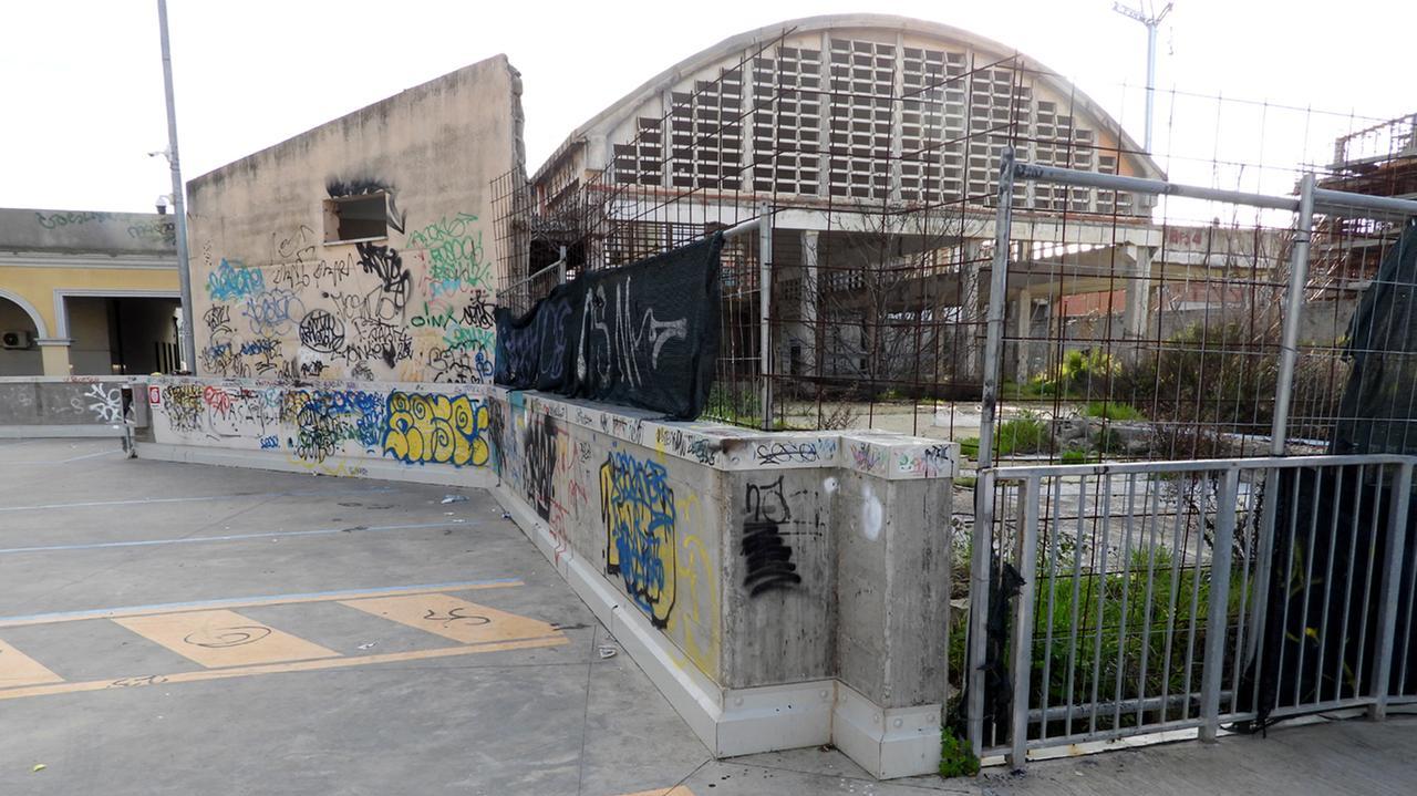 Urla, minacce e risse: ex mercato comunale in ostaggio di una baby gang