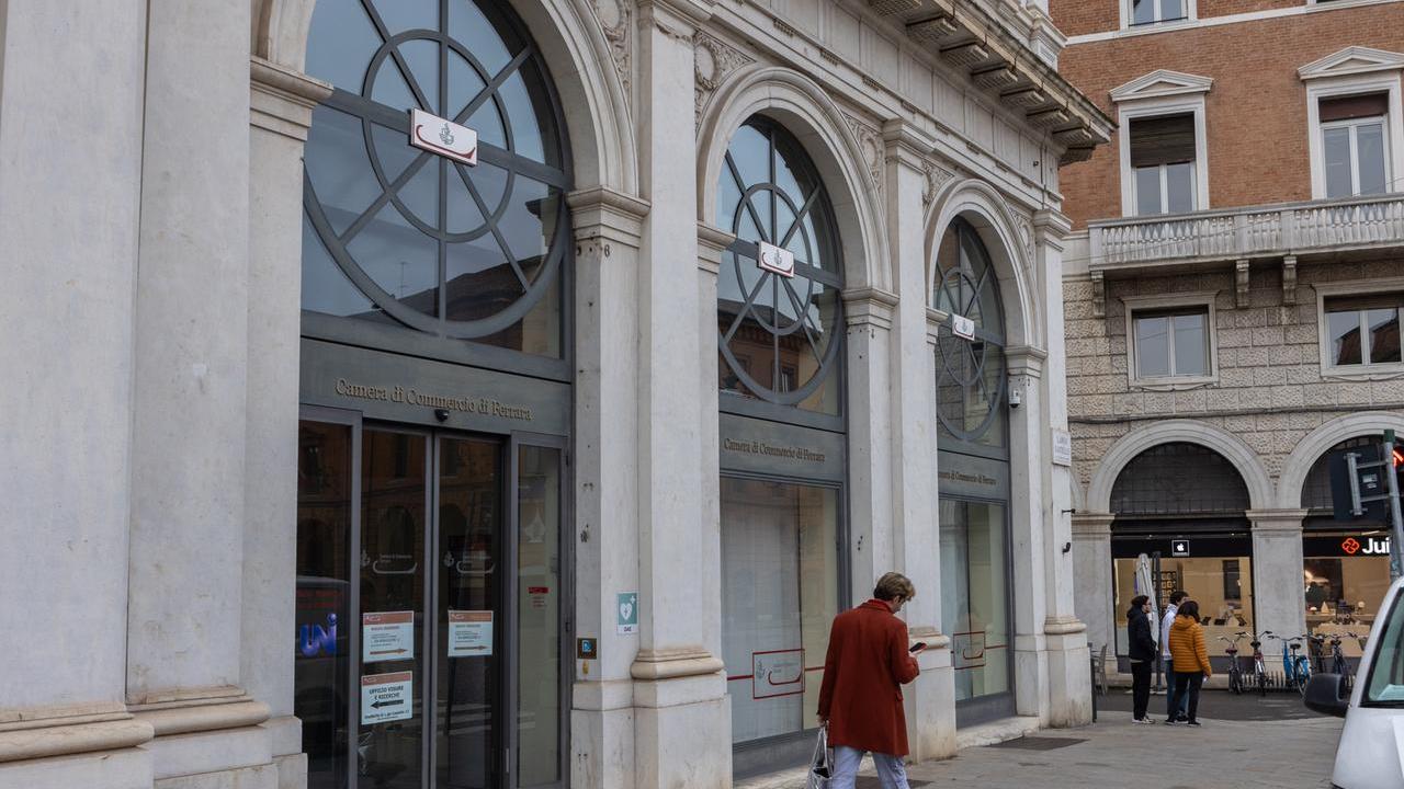 Ferrara, calano le imprese: 197 in meno tra agricoltura, negozi e industrie
