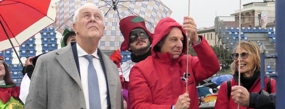 
	La cerimonia dell&rsquo;alzabandiera con il presidente Eugenio Giani, il sindaco Del Ghingaro e Marialina Marcucci

