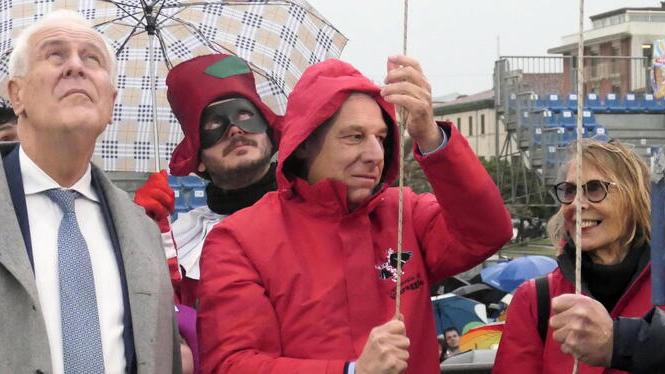 La cerimonia dell’alzabandiera con il presidente Eugenio Giani, il sindaco Del Ghingaro e Marialina Marcucci