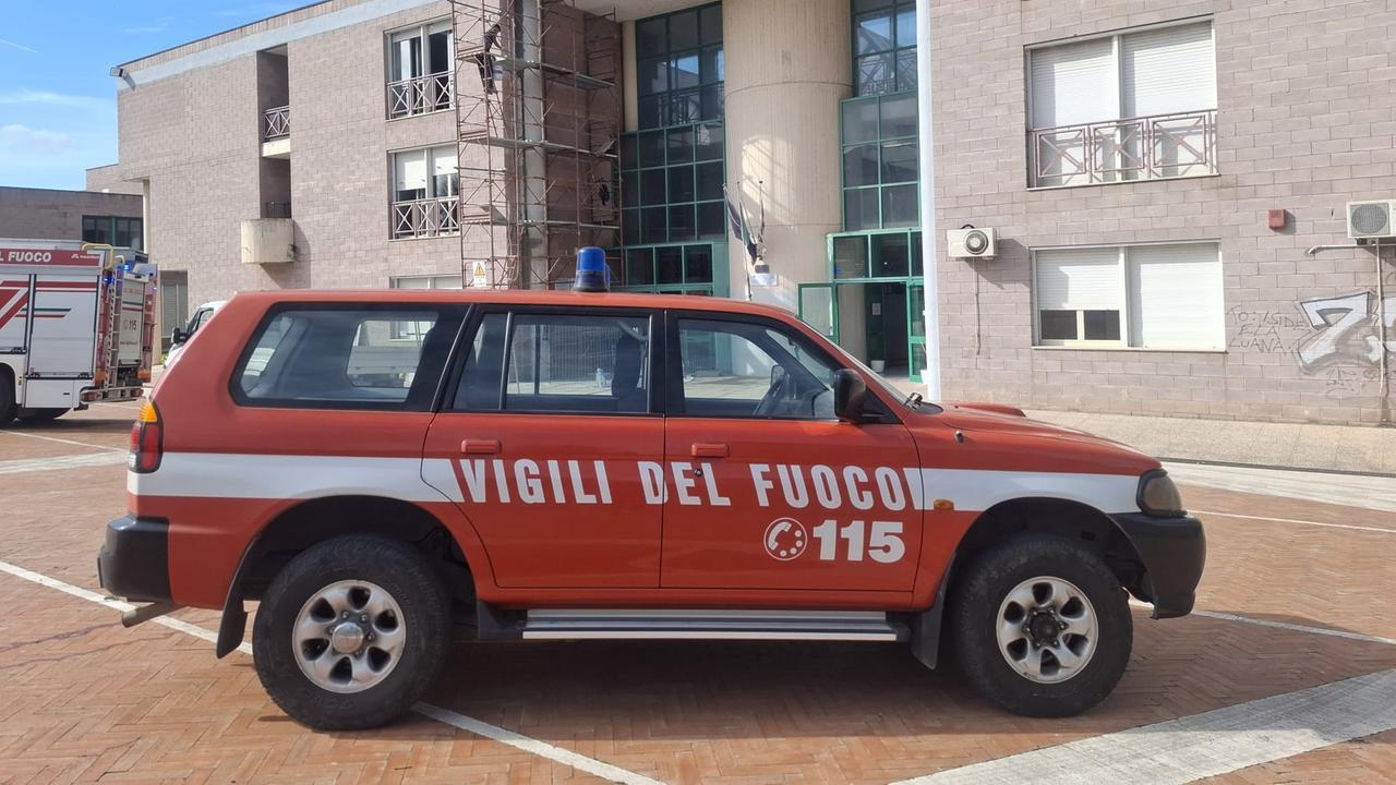 I vigili del fuoco davanti all'alberghiero <em>(foto Ivan Nuvoli)</em>