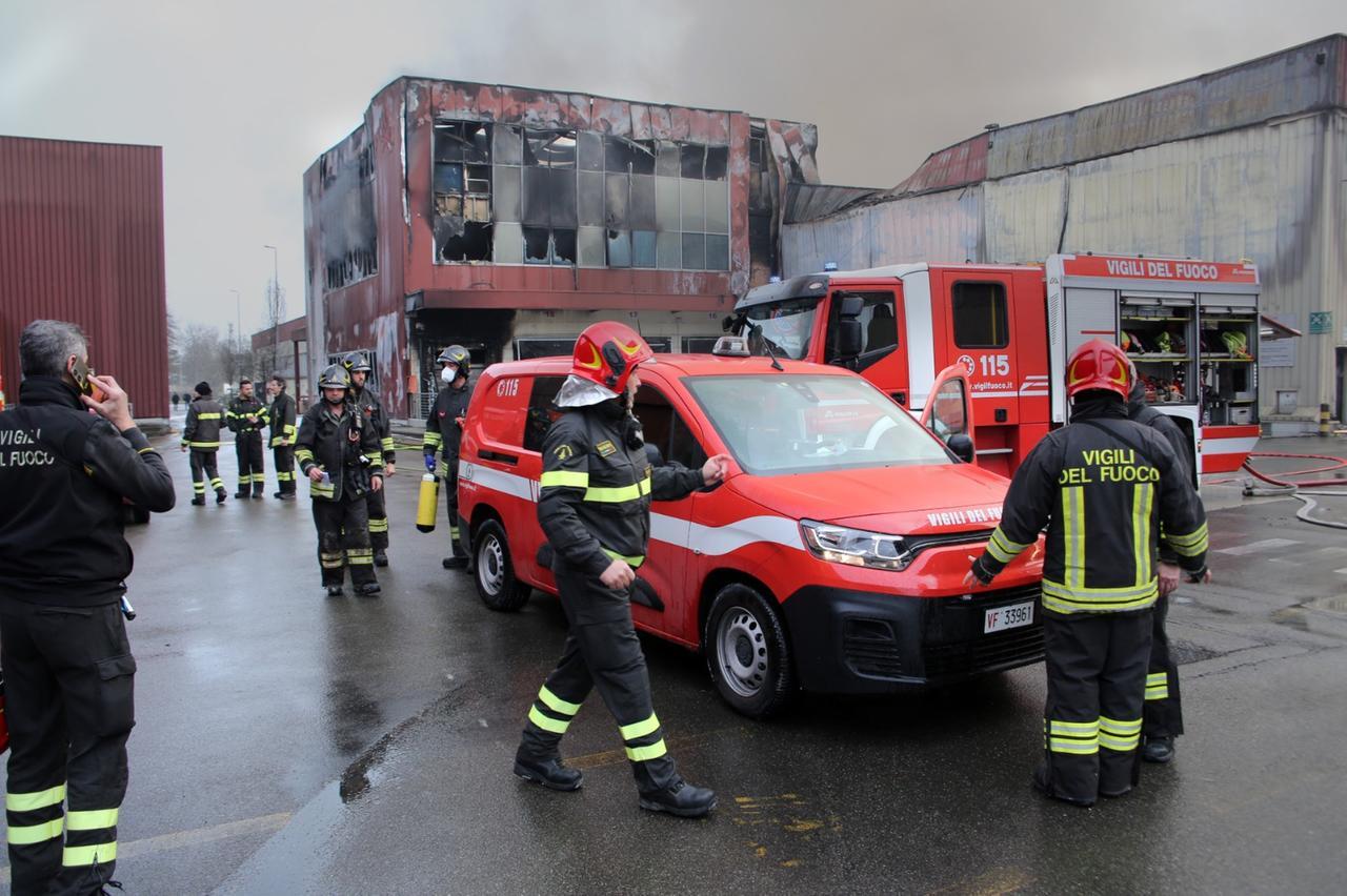 Maxi incendio distrugge lo stabilimento Inalca del Gruppo Cremonini. Il sindaco: «Non avvicinatevi e chiudete le finestre». Fai Cisl: «Preoccupati per i 300 posti di lavoro»