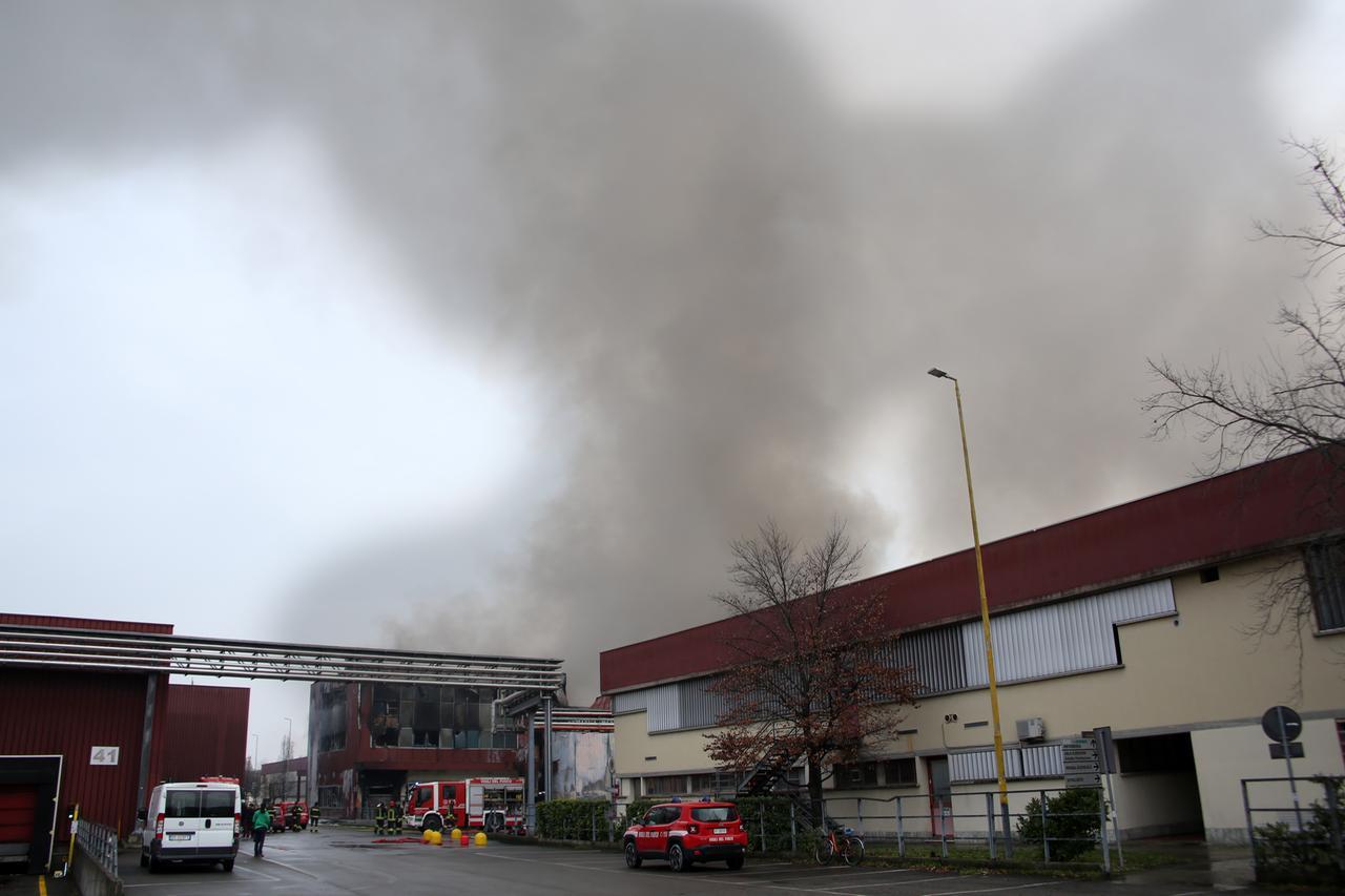 Incendio Inalca, Arpae: «Valori degli inquinanti nell’aria sotto i limiti»