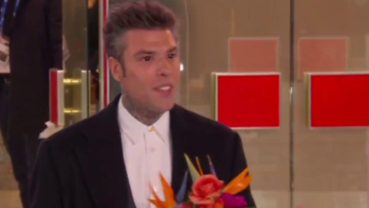 Fedez e lo strano colore dei suoi occhi a Sanremo