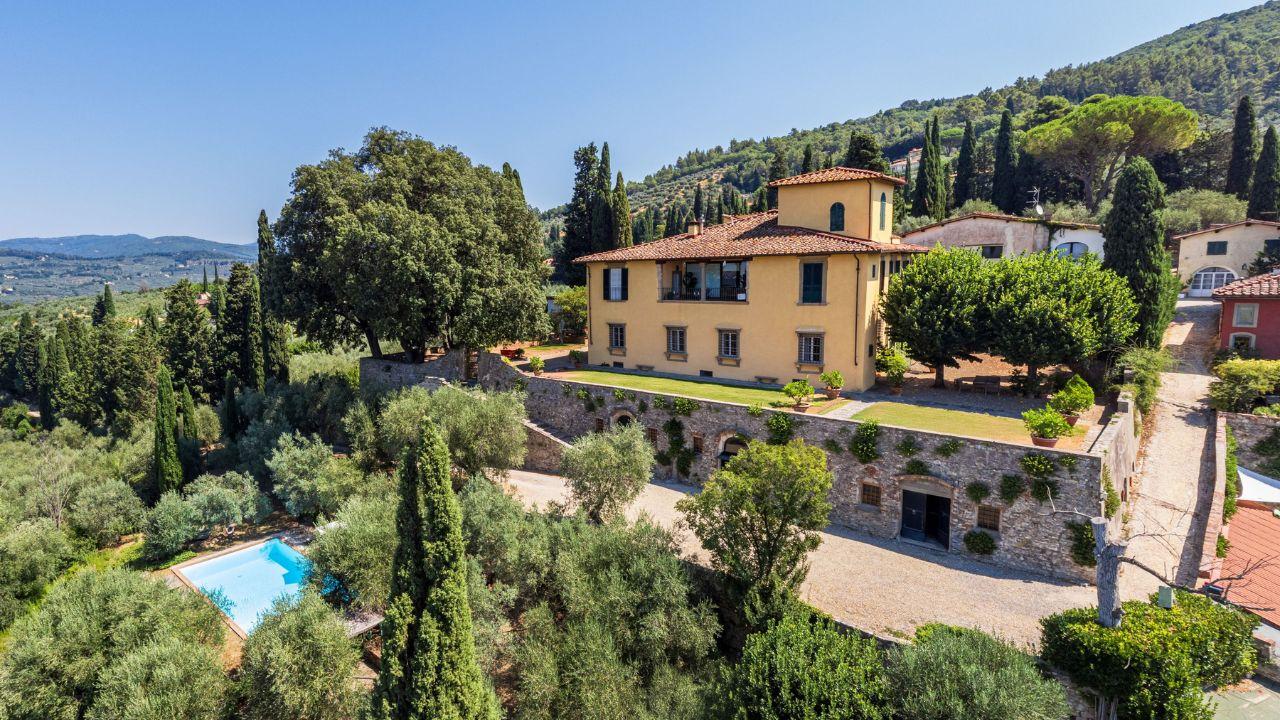In vendita villa storica da sogno nella campagna fiorentina: il prezzo e i dettagli