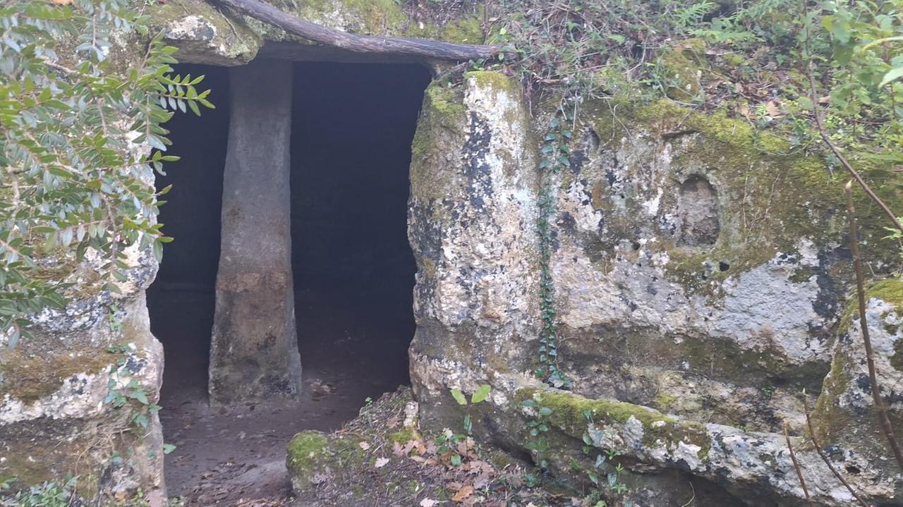 
	L'ingresso del cosiddetto Ipogeo sassarese

