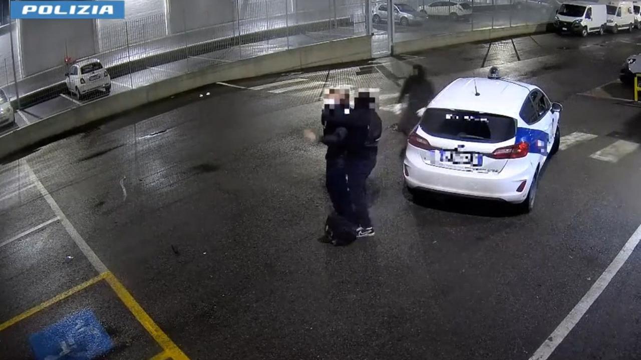 Un fotogramma che mostra la rapina a mano armata