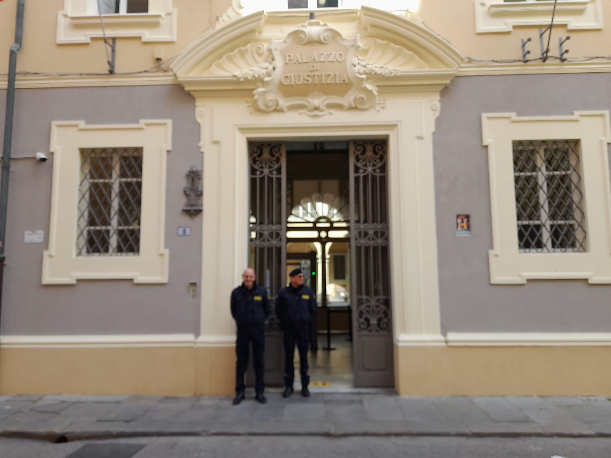 Due guardie giurate fuori dal tribunale