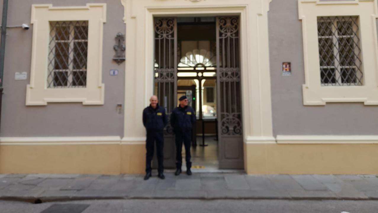 Due guardie giurate fuori dal tribunale