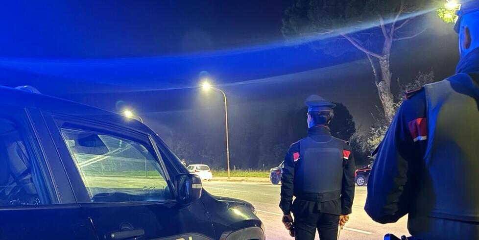 Comacchio, ubriaca in mezzo alla strada e aggressiva con i carabinieri