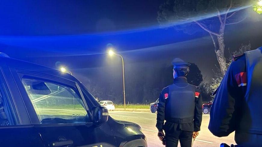 Comacchio, ubriaca in mezzo alla strada e aggressiva con i carabinieri