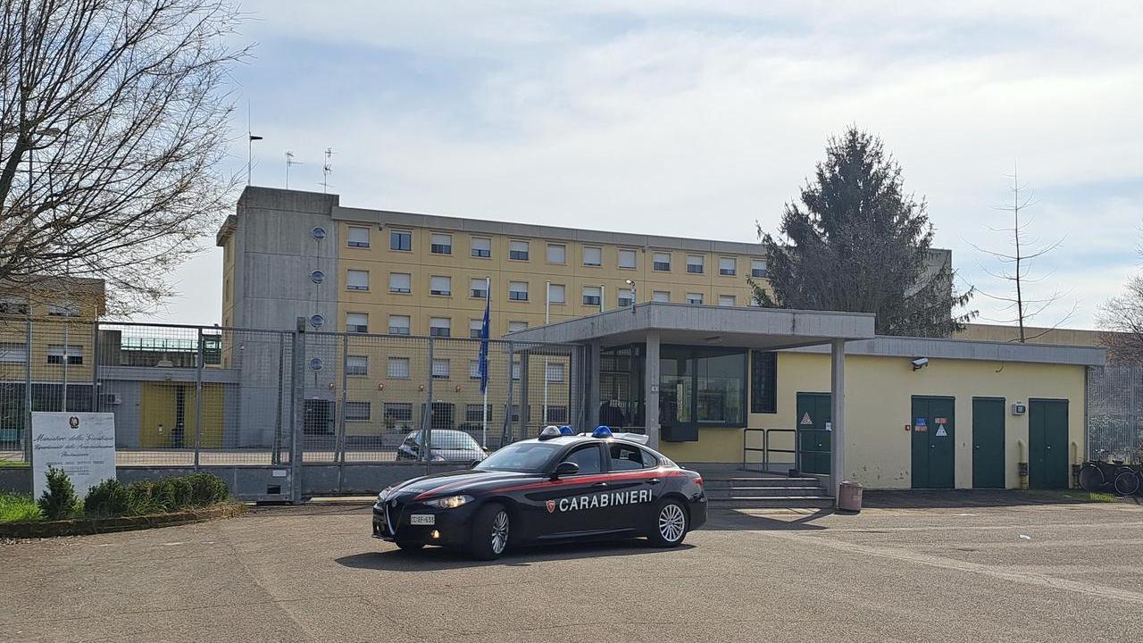 Sperona l’auto della ex e prende a martellate l’attuale fidanzato, 22enne arrestato per tentato omicidio