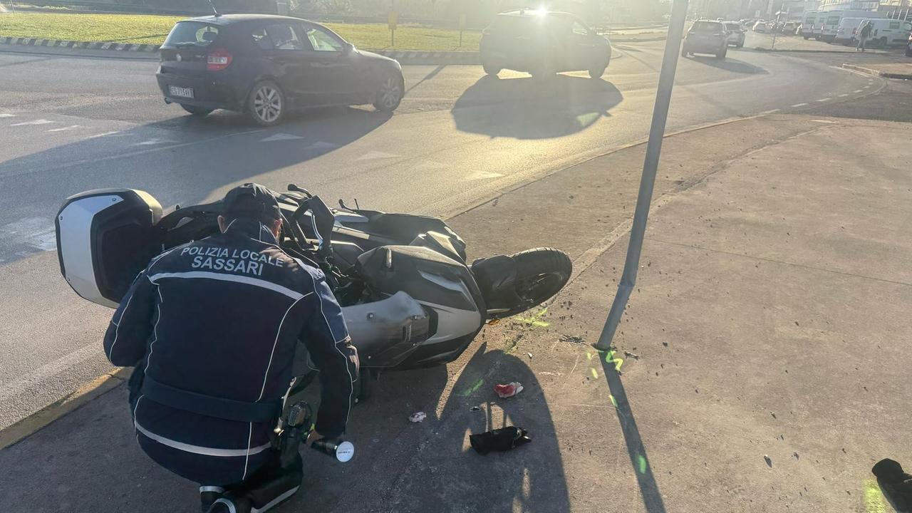 Sassari, con la moto contro un palo: grave un uomo