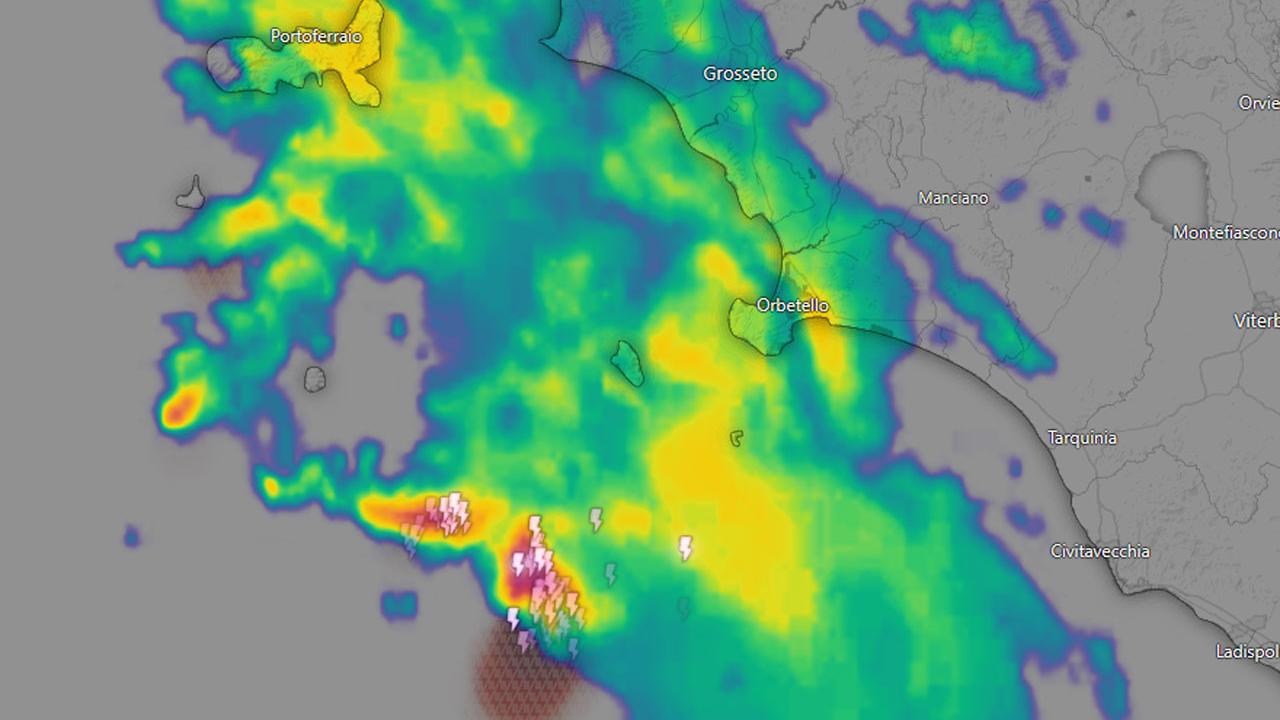 Maltempo in Toscana, in arrivo il peggioramento: le zone più a rischio. Allerta arancione prolungata
