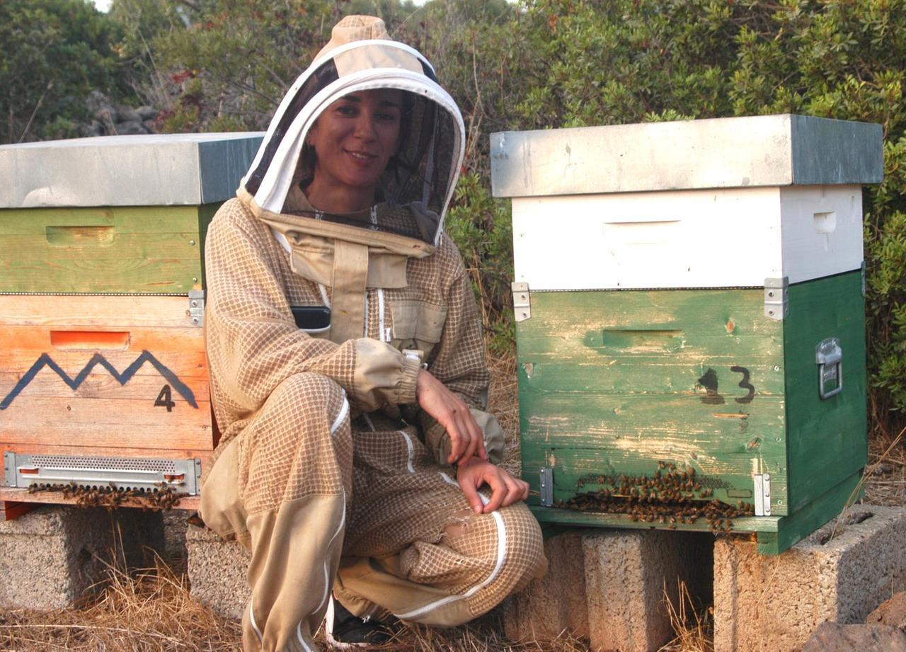 L'apicoltrice Elena Nieddu tra le arnie nella sua Azienda Ninfea Apicoltura