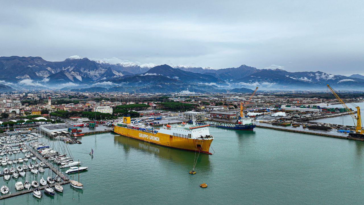 Un'imbarcazione di Grendi a Marina di Carrara