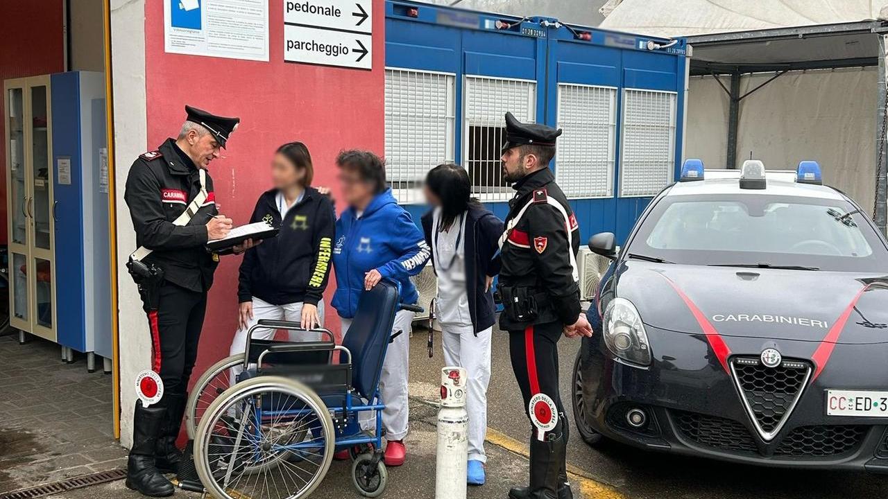 I carabinieri hanno riconsegnato la sedia a rotelle all'ospedale di Sassuolo