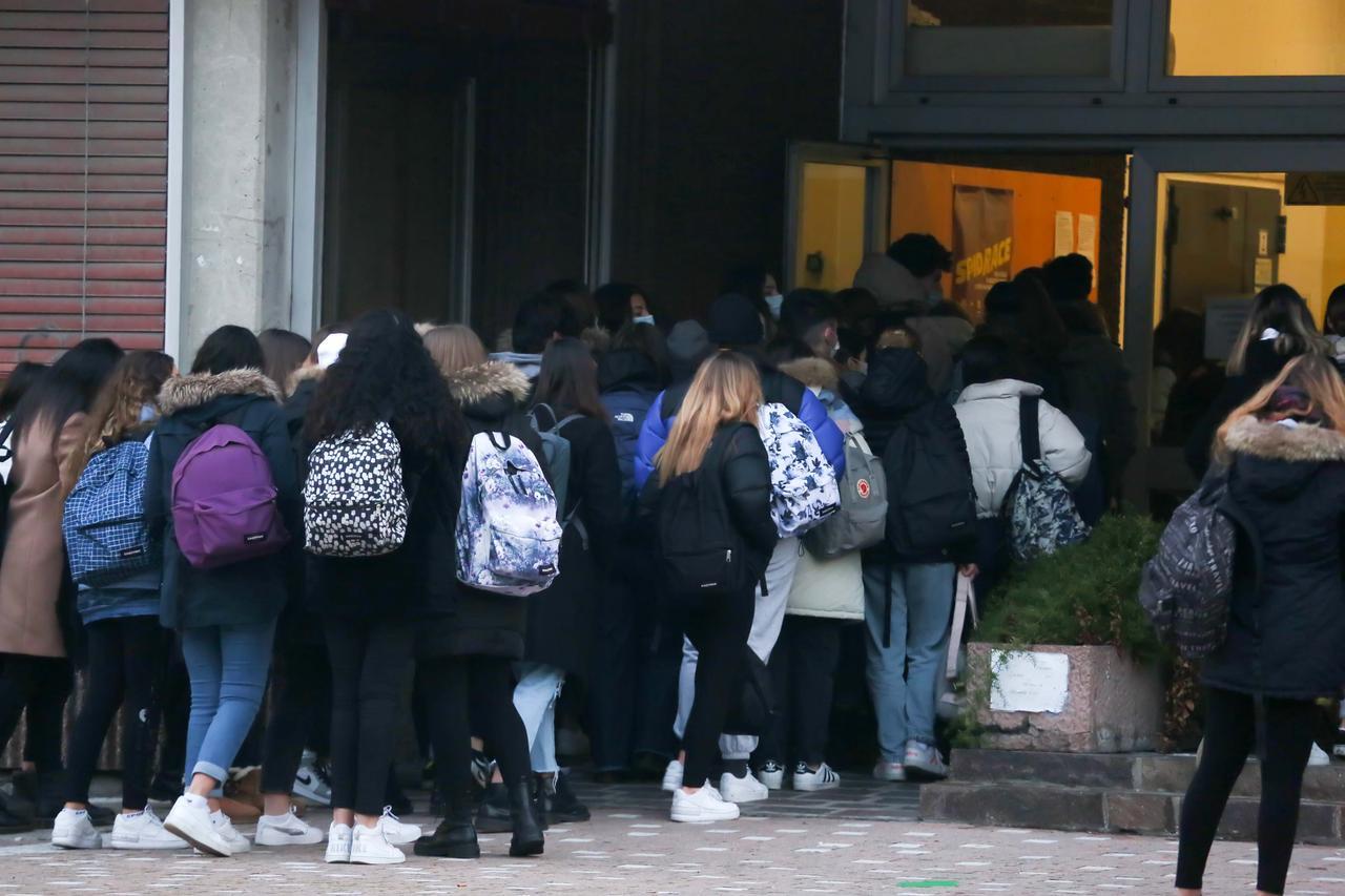Scuole superiori: il 40% degli studenti sceglie il liceo, crollo della meccanica (-83 iscritti)