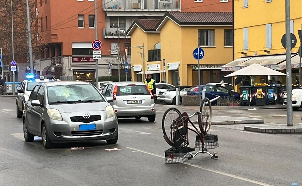 
	La bicicletta capovolta dopo lo schianto


