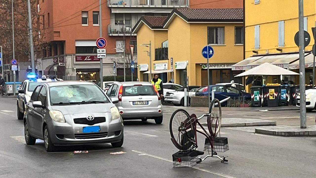 La bicicletta capovolta dopo lo schianto