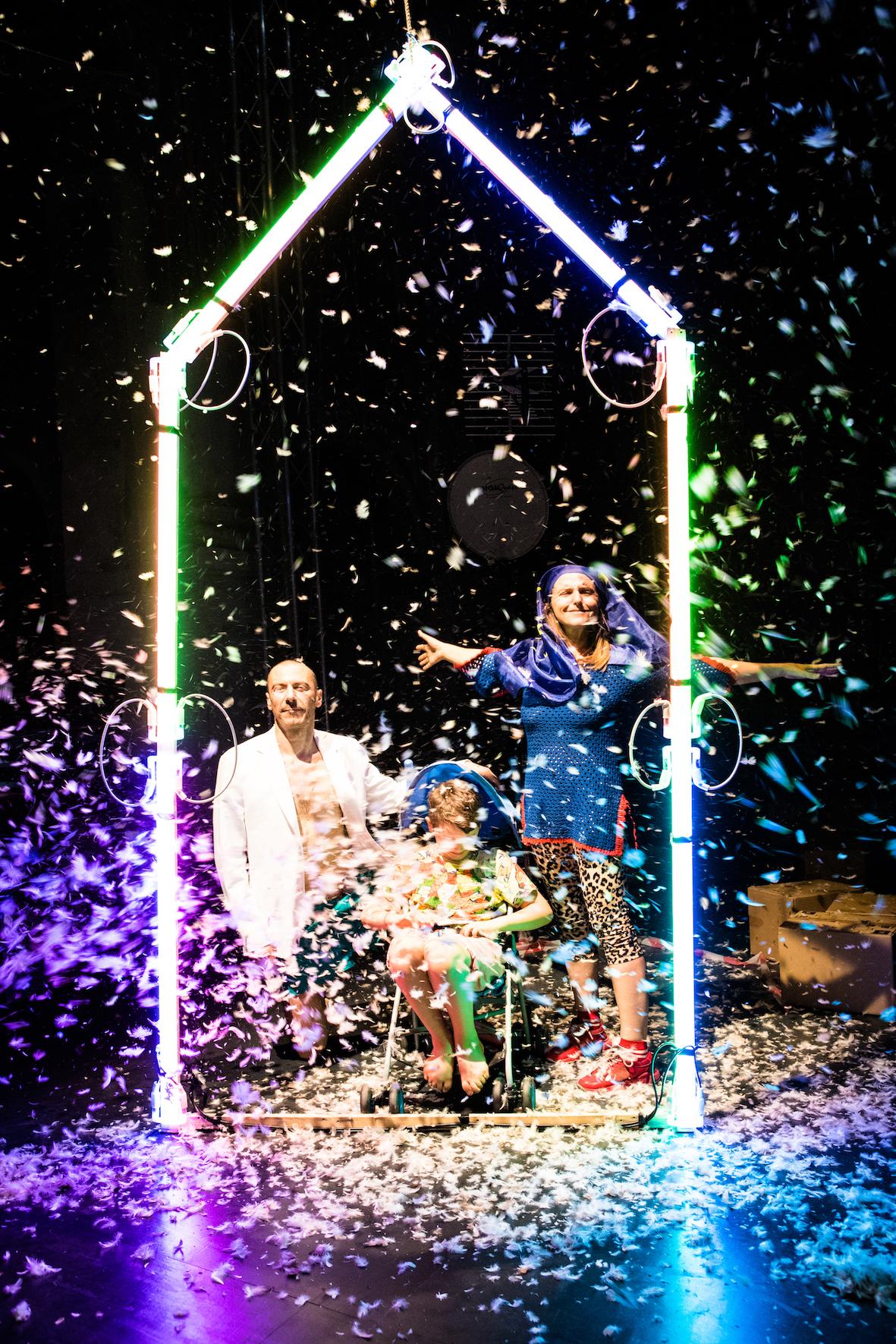 Pietre nere, happening giocoso con Babilonia Teatri all’Ariosto