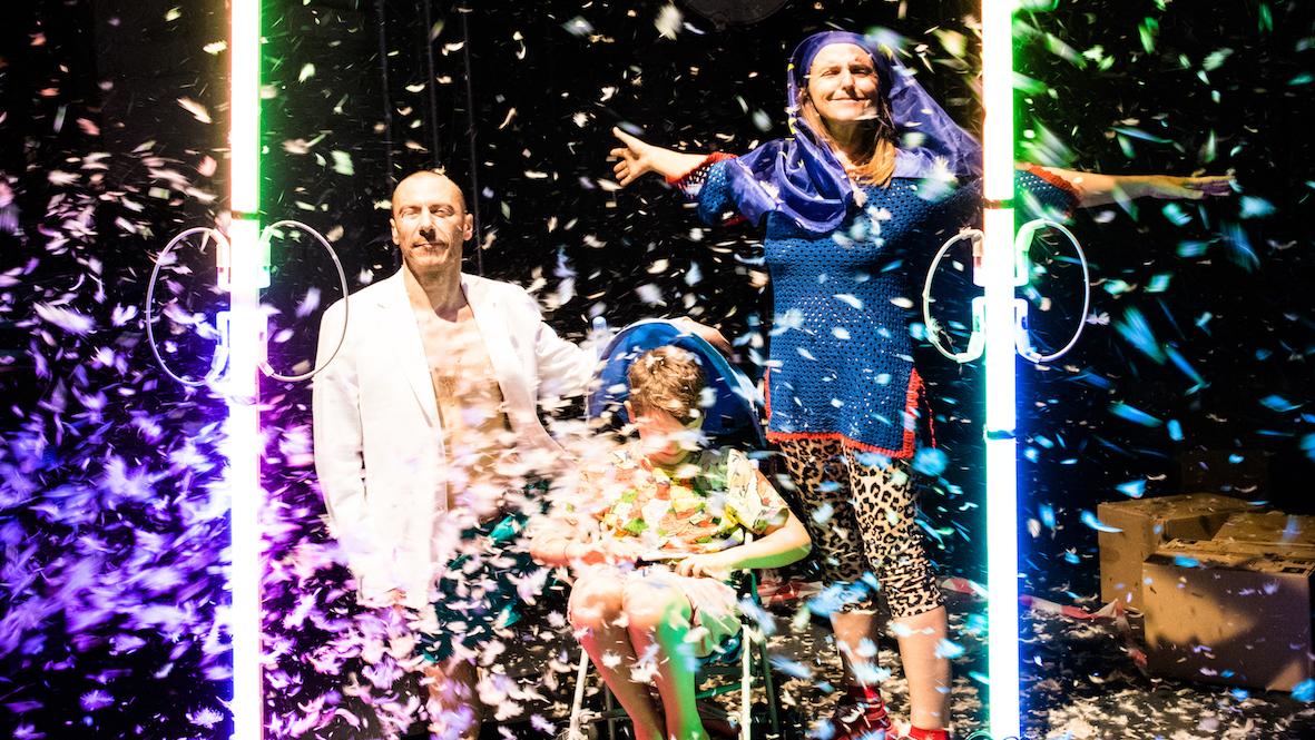 Pietre nere, happening giocoso con Babilonia Teatri all’Ariosto