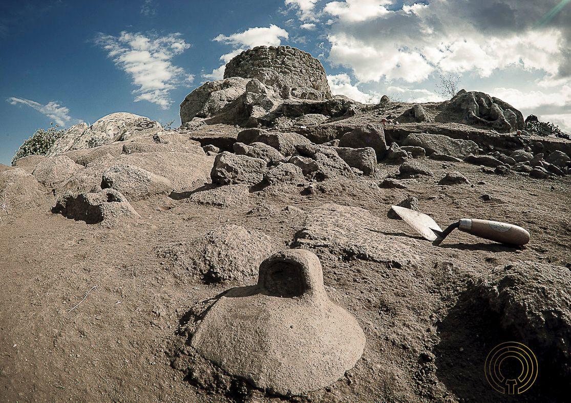 Il nuraghe e le capanne del sito nuragico di Tanca Manna nel nuorese