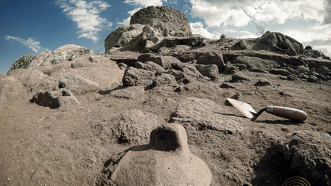 Il nuraghe e le capanne del sito nuragico di Tanca Manna nel nuorese