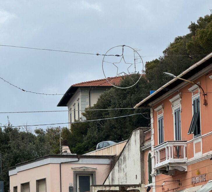Rosignano, il Natale non è finito: alberi e luminarie ancora da smontare