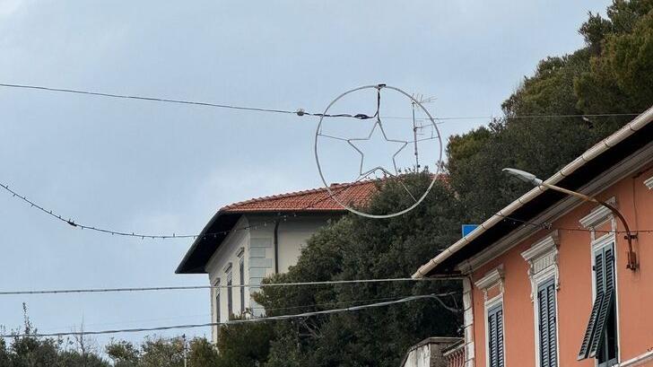 Rosignano, il Natale non è finito: alberi e luminarie ancora da smontare