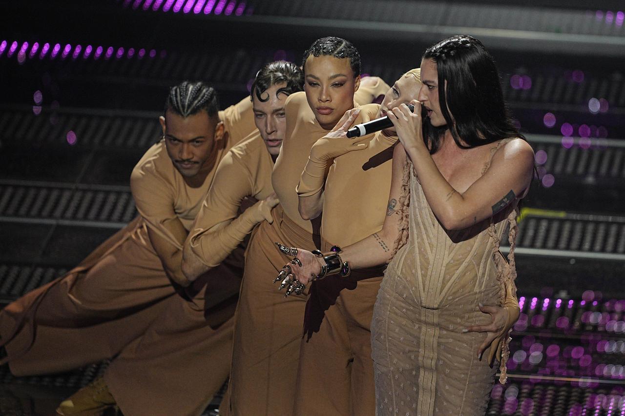 
	Valentina Vernia al centro

