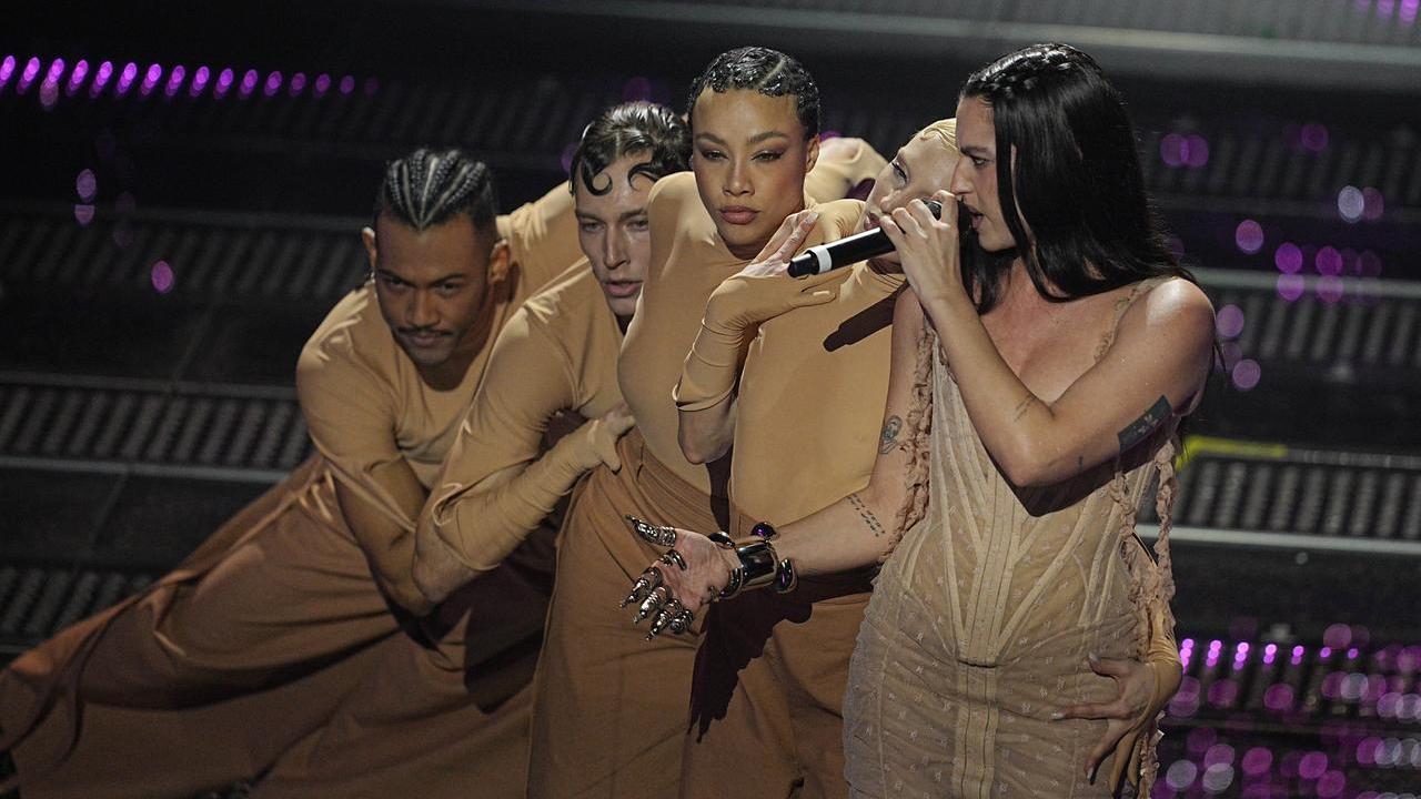 Valentina Vernia al centro