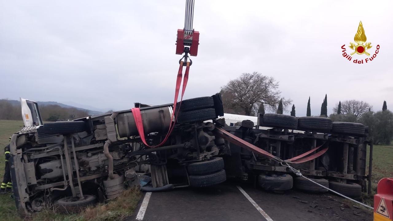 Il camion ribaltato sulla strada del Cipressino ad Arcidosso