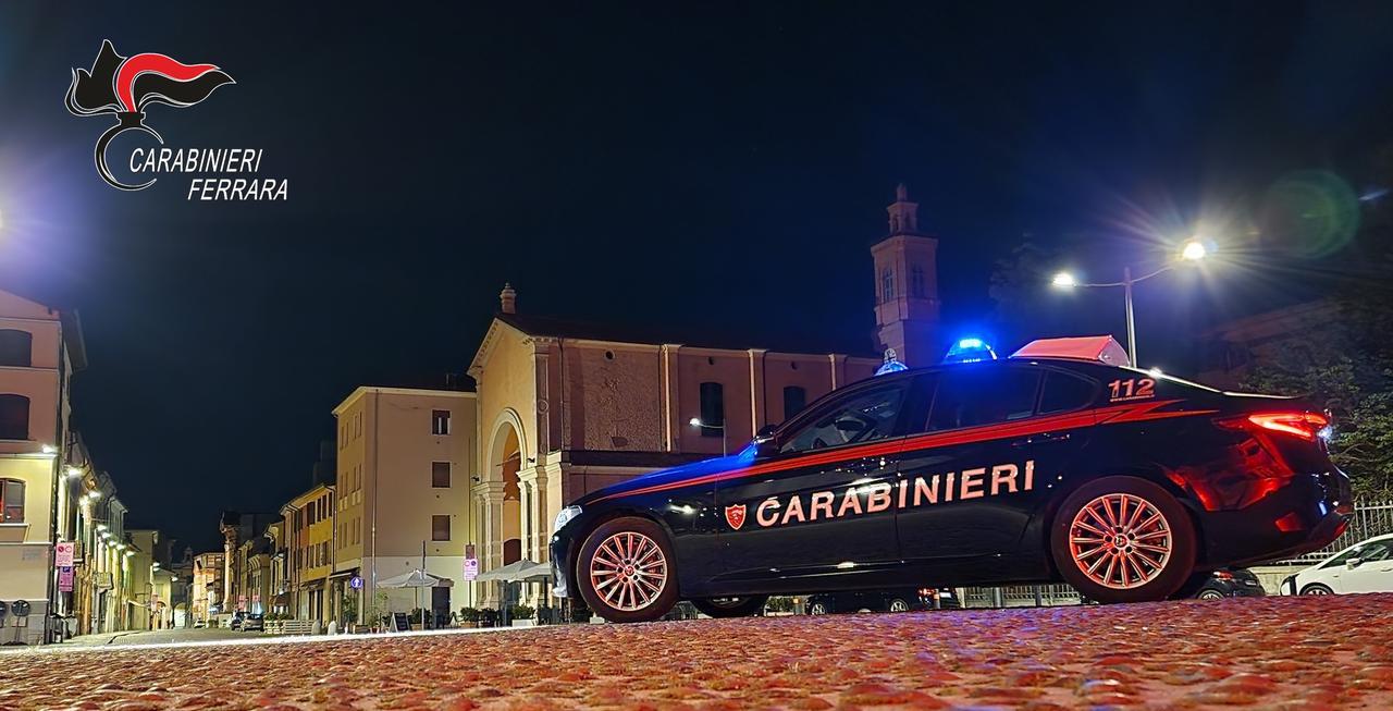 Gira per Cento mentre è agli arresti domiciliari, bloccato dai carabinieri
