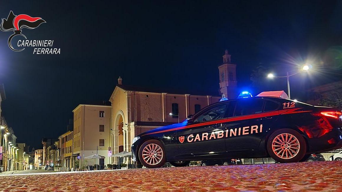 Gira per Cento mentre è agli arresti domiciliari, bloccato dai carabinieri