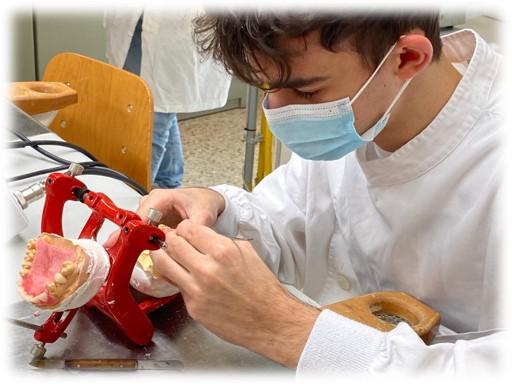 Gli studenti odontotecnici del Galvani-Iodi rifanno il sorriso ai poveri