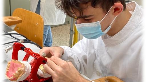 Gli studenti odontotecnici del Galvani-Iodi rifanno il sorriso ai poveri