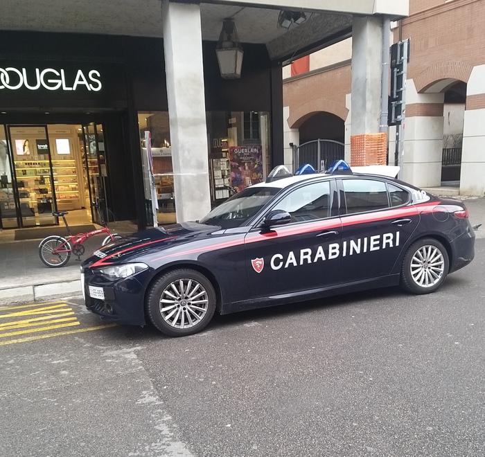 Ferrara, furto di profumi griffati da Douglas