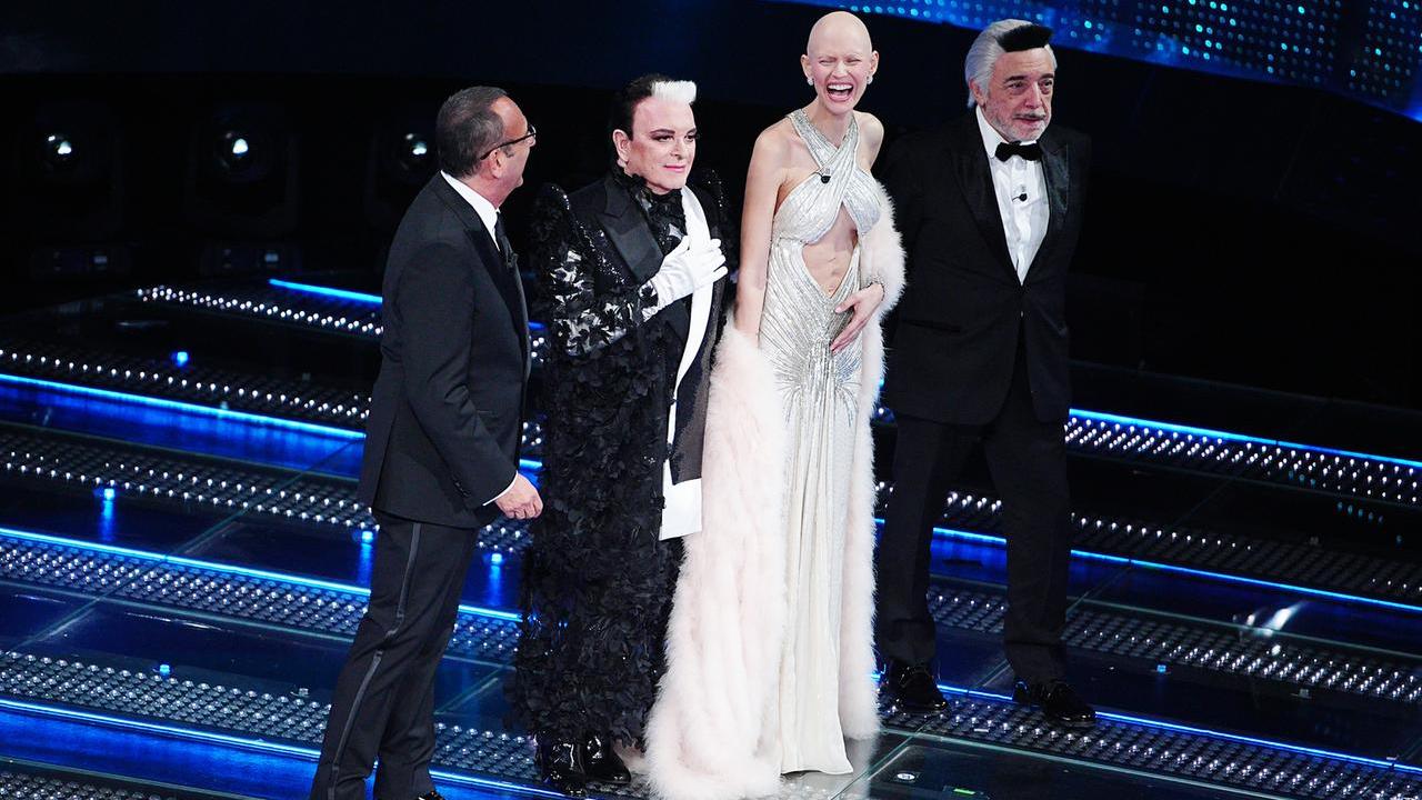 Carlo Conti con Cristiano Malgioglio, Bianca Balti e Nino Frassica