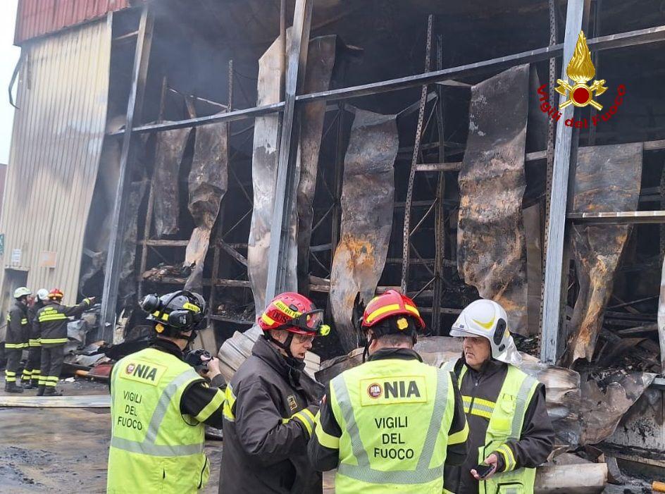 Incendio Inalca, gli investigatori del Nia per risalire alle cause ma le fiamme hanno distrutto il sistema di videosorveglianza