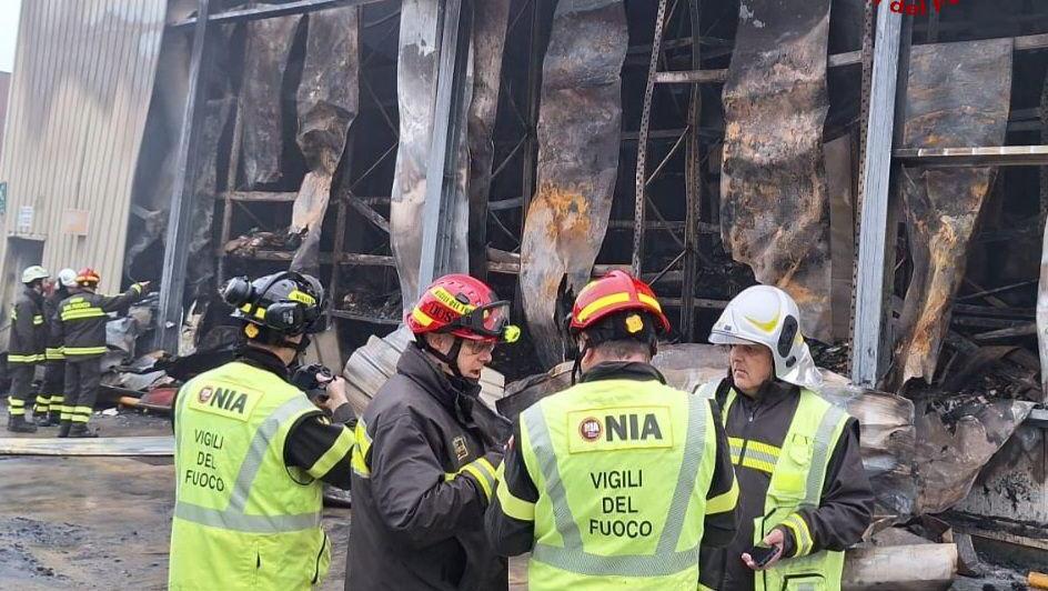Incendio Inalca, gli investigatori del Nia per risalire alle cause ma le fiamme hanno distrutto il sistema di videosorveglianza