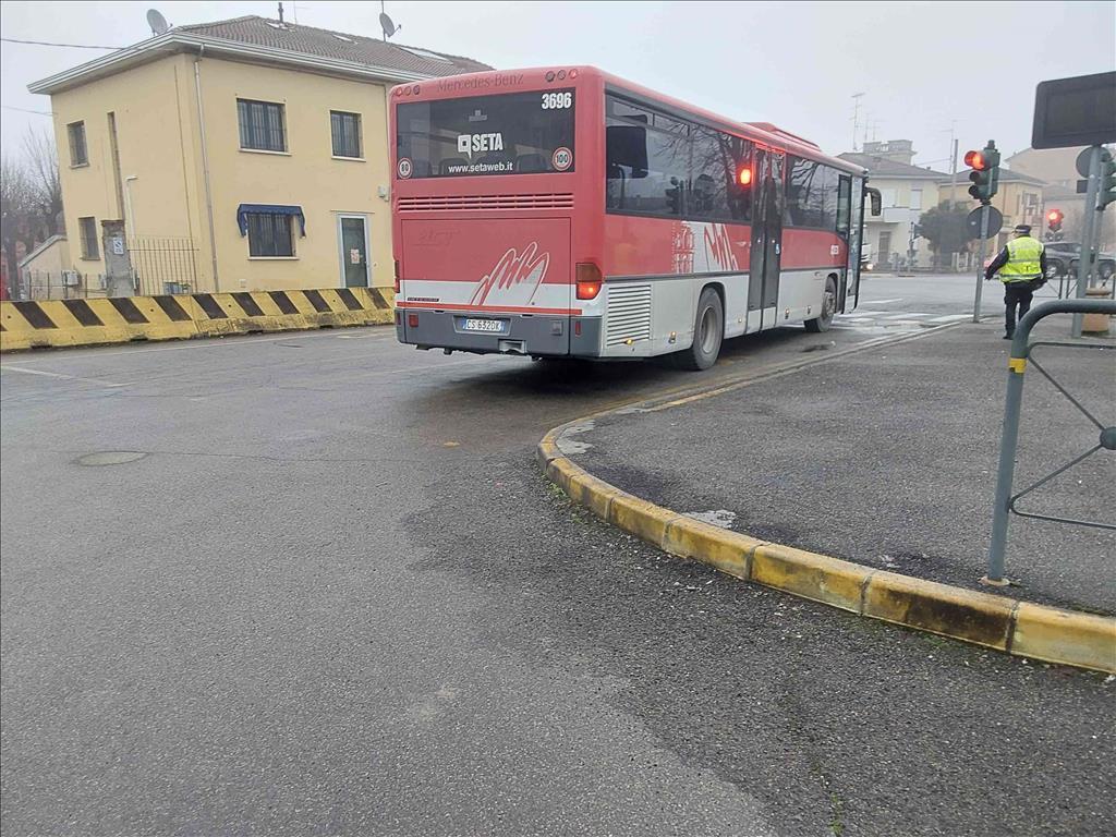 Novellara, studentessa finisce col piede sotto la ruota dell’autobus: ferita 14enne